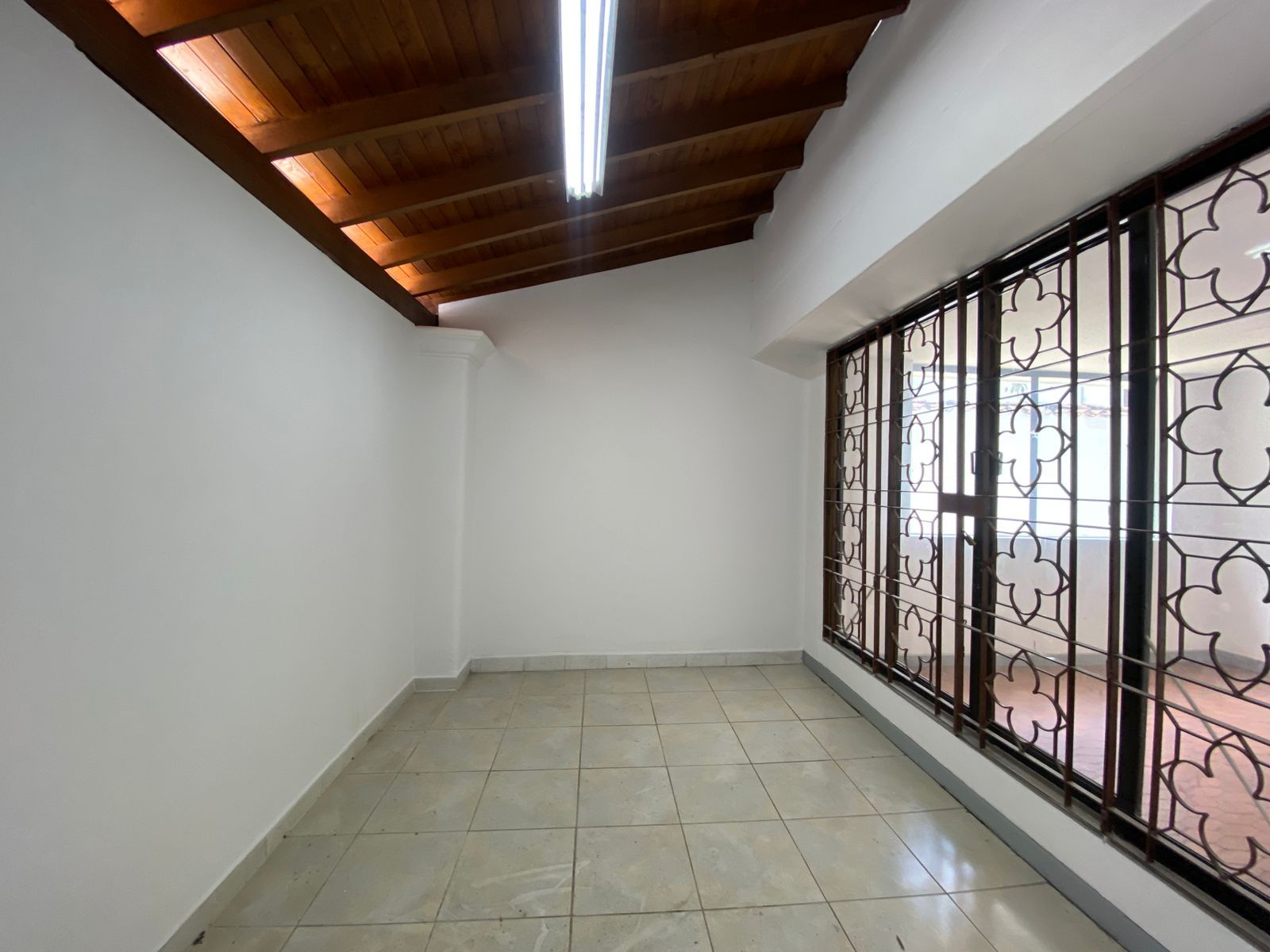 Oficina en arriendo Antioquia Medellín Villanueva 400 m2 Habitaciones 0 Baños 4 Garajes 5 Precio $14500000
