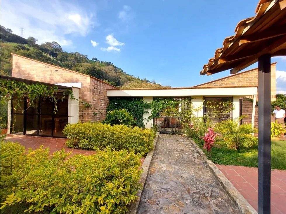 Finca en venta Antioquia Barbosa Barbosa 231 m2 Habitaciones 3 Baños 3 Garajes 10 Precio $2000000000