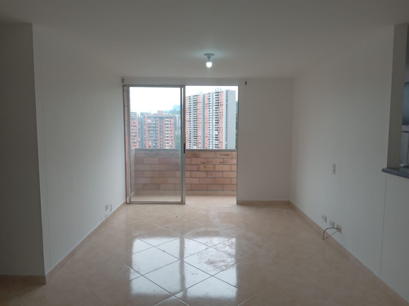 Apartamento en arriendo Antioquia Medellín Loma De Los Bernal 67 m2 Habitaciones 3 Baños 2 Garajes 1 Precio $2700000