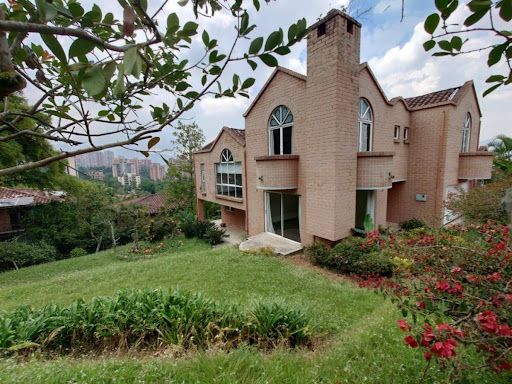 Casa en arriendo Antioquia Medellín Altos Del Poblado 346 m2 Habitaciones 4 Baños 5 Garajes 1 Precio $10500000