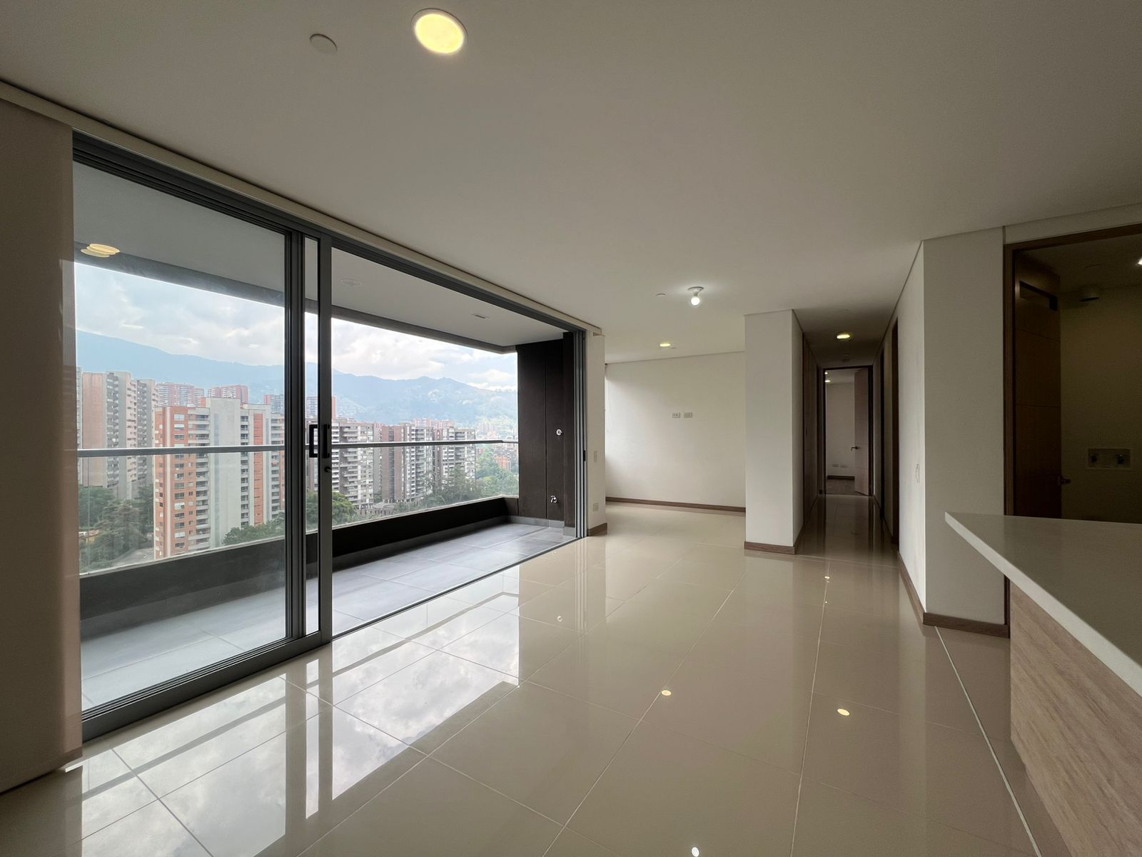 Apartamento en arriendo Antioquia Envigado La Mesa 73 m2 Habitaciones 2 Baños 3 Garajes 2 Precio $4150000