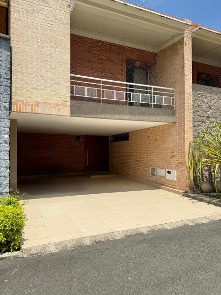 Casa en venta Valle Del Cauca Cali Urbanización Ciudad Jardín 207 m2 Habitaciones 4 Baños 5 Garajes 4 Precio $1200000000