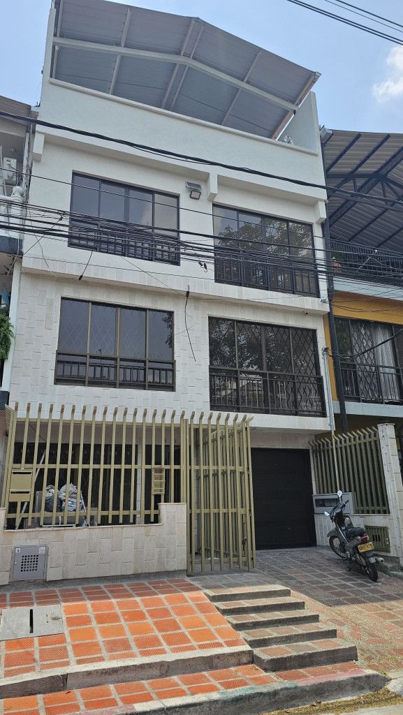 Edificio en venta Valle Del Cauca Cali San Judas Tadeo I 373 m2 Habitaciones 13 Baños 8 Garajes 13 Precio $928000000