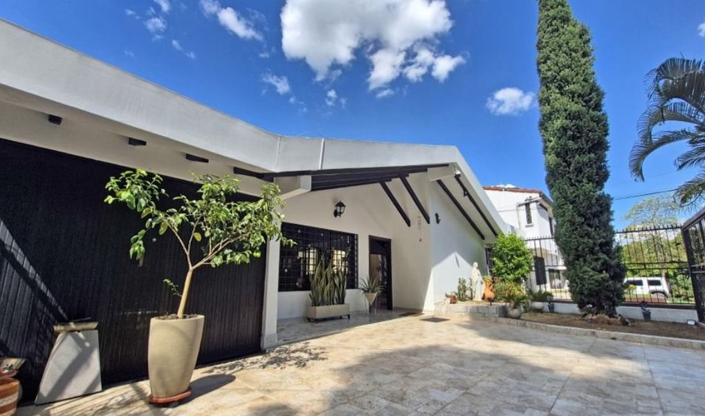 Casa en venta Valle Del Cauca Cali La Flora 336 m2 Habitaciones 3 Baños 4 Garajes 2 Precio $920000000