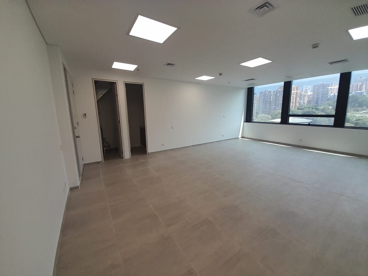 Oficina en arriendo Antioquia Medellín La Aguacatala 63 m2 Habitaciones 0 Baños 1 Garajes 1 Precio $7700000