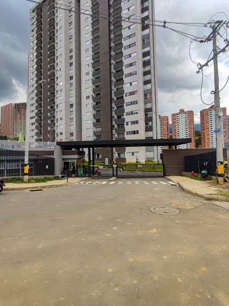 Apartamento en arriendo Antioquia Medellín Santa Rosa De Lima 57 m2 Habitaciones 3 Baños 2 Garajes 1 Precio $2500000