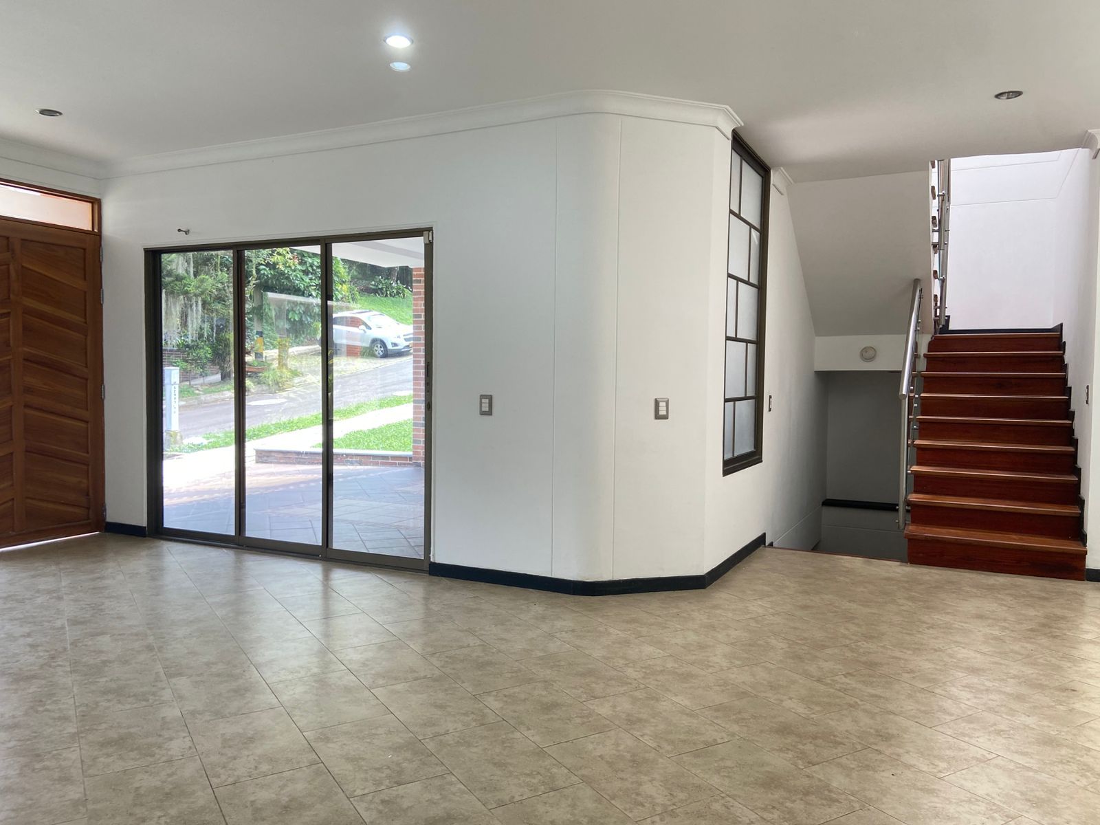 Casa en arriendo o venta Antioquia Sabaneta Vereda La Doctora 340 m2 Habitaciones 3 Baños 3 Garajes 4 Precio venta $1310000000 Precio arriendo $6650000
