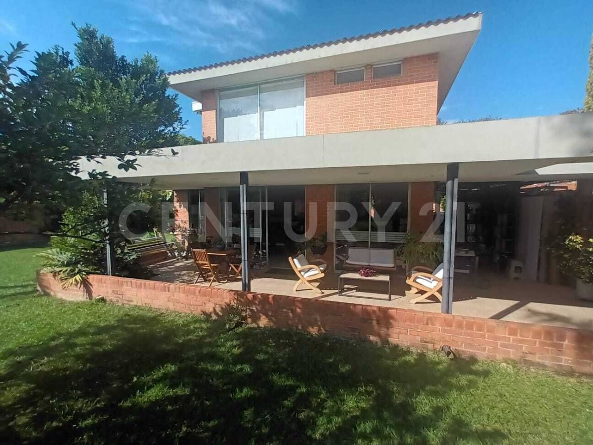 Casa en venta Valle Del Cauca Jamundí Cr Castillo La Herreria Ii 230 m2 Habitaciones 3 Baños 5 Garajes 3 Precio $690000000