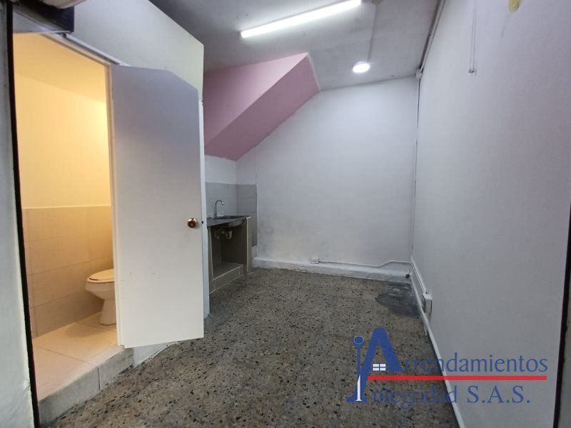 Local en arriendo Antioquia Medellín La Gloria 15 m2 Habitaciones 0 Baños 1 Garajes 0 Precio $1700000