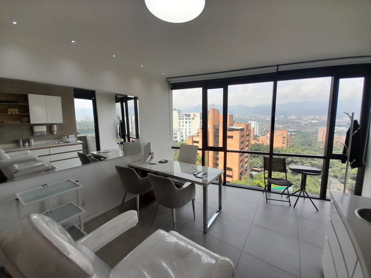 Consultorio en arriendo Antioquia Medellín La Aguacatala 70 m2 Habitaciones 0 Baños 1 Garajes 2 Precio $10300000