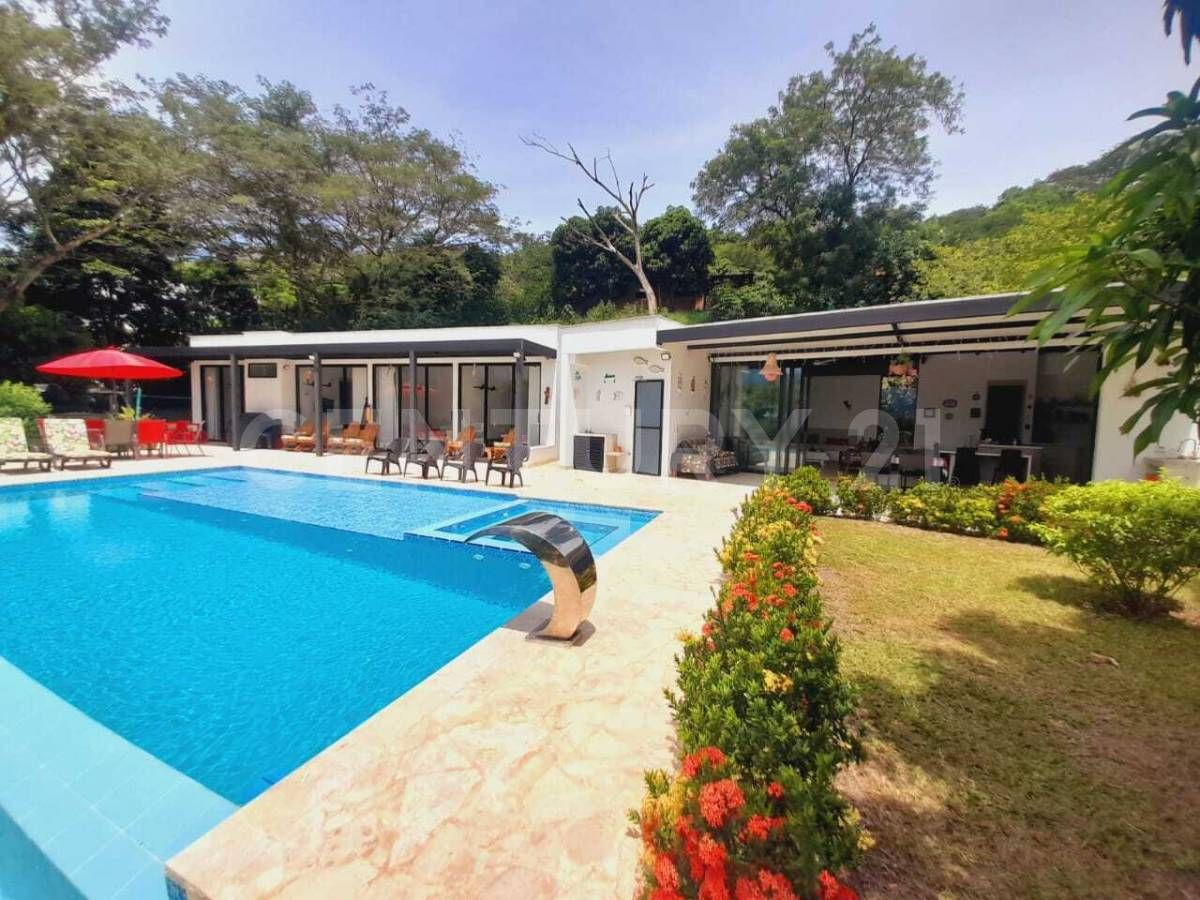 Finca en venta Antioquia Santafé De Antioquia Santafé De Antioquia 224 m2 Habitaciones 4 Baños 4 Garajes 6 Precio $1500000000