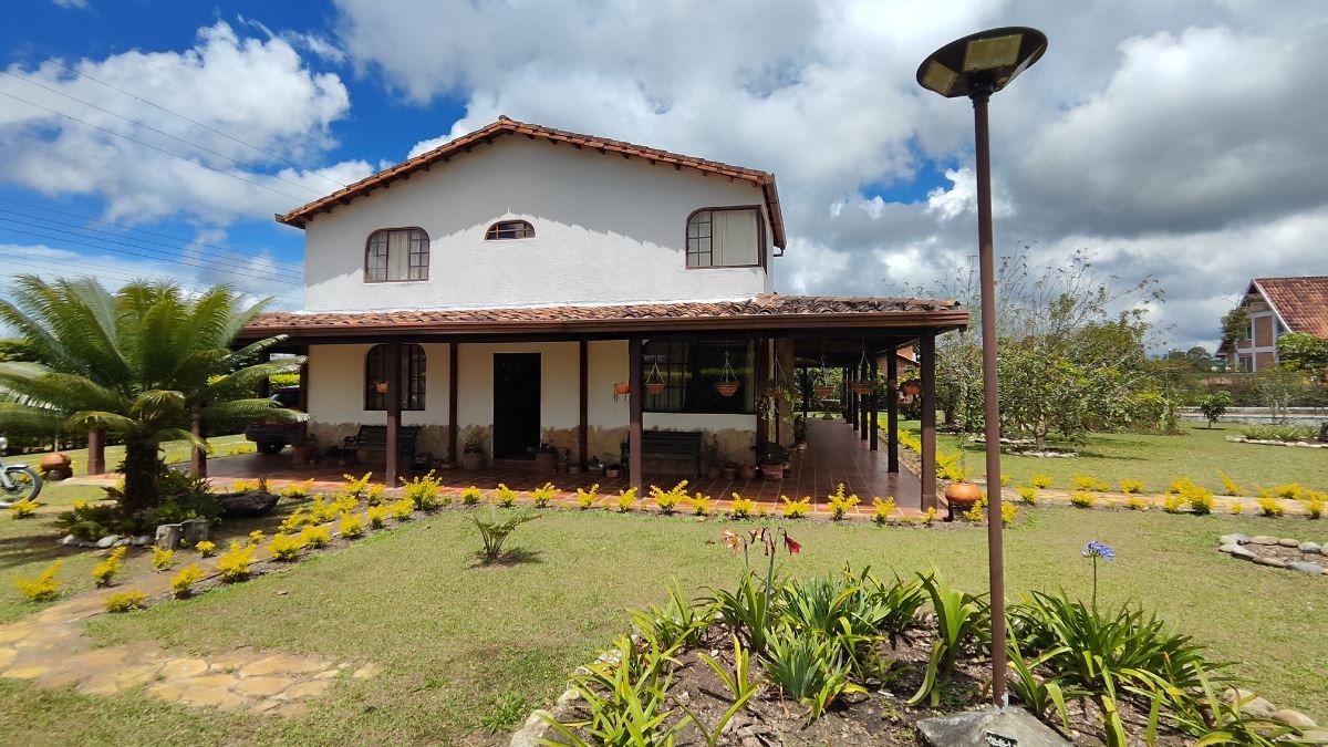 Casa en venta Santander Piedecuesta Br Paseo Cataluña 260 m2 Habitaciones 5 Baños 6 Garajes 6 Precio $770000000