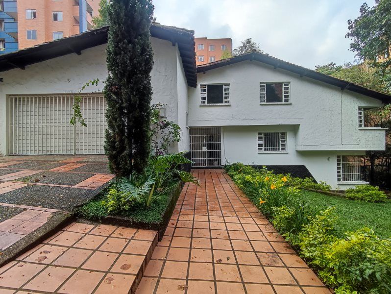 Casa en arriendo Antioquia Medellín El Diamante No2 389 m2 Habitaciones 13 Baños 5 Garajes 9 Precio $22000000