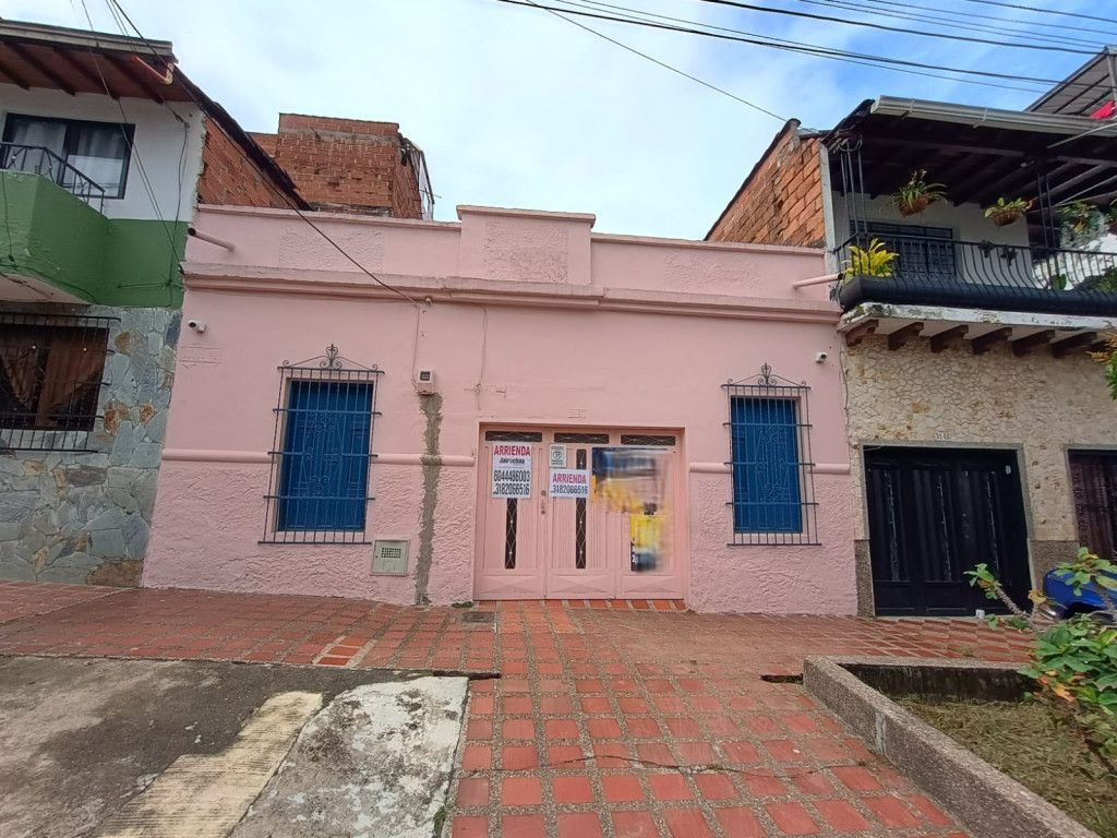 Casa en arriendo Antioquia Medellín La Milagrosa 200 m2 Habitaciones 3 Baños 2 Garajes 4 Precio $3500000