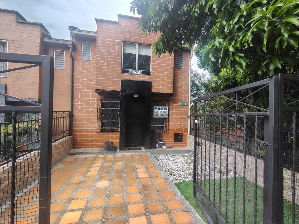 Casa en arriendo Antioquia Medellín Urbanizacion Villa Flora 100 m2 Habitaciones 3 Baños 3 Garajes 1 Precio $3000000