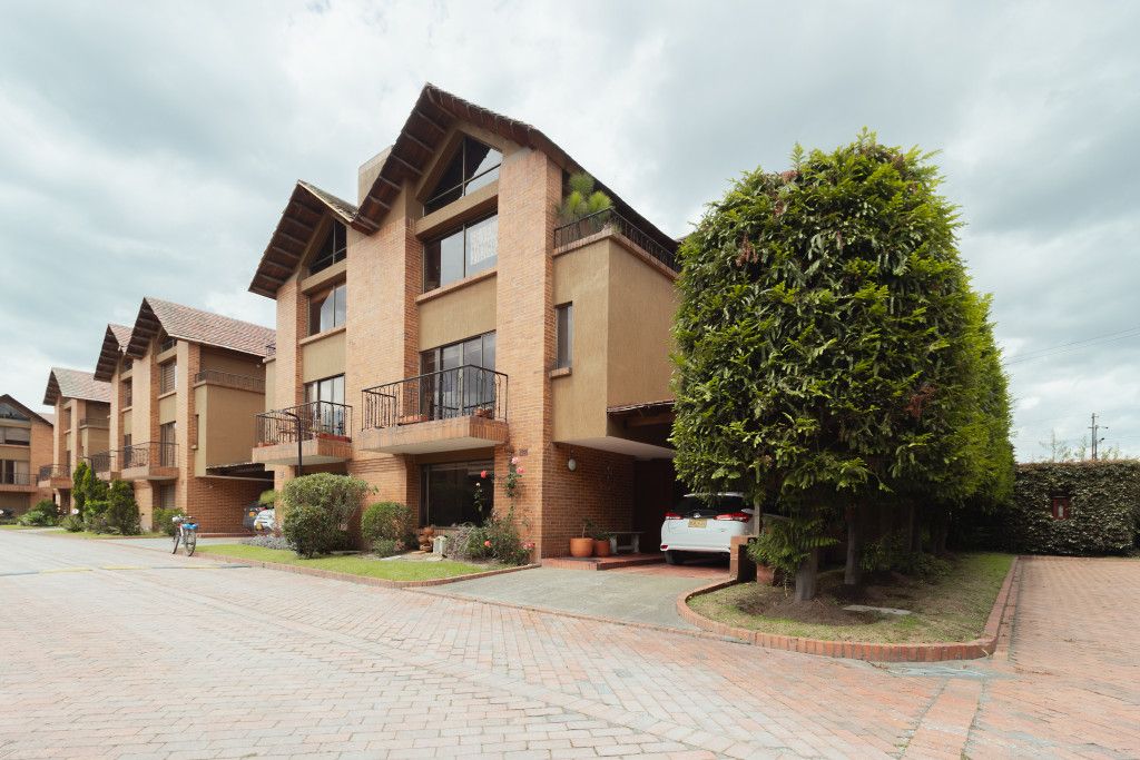 Casa en venta Cundinamarca Chía Cr Asturias De Santillana 275 m2 Habitaciones 4 Baños 5 Garajes 2 Precio $980000000