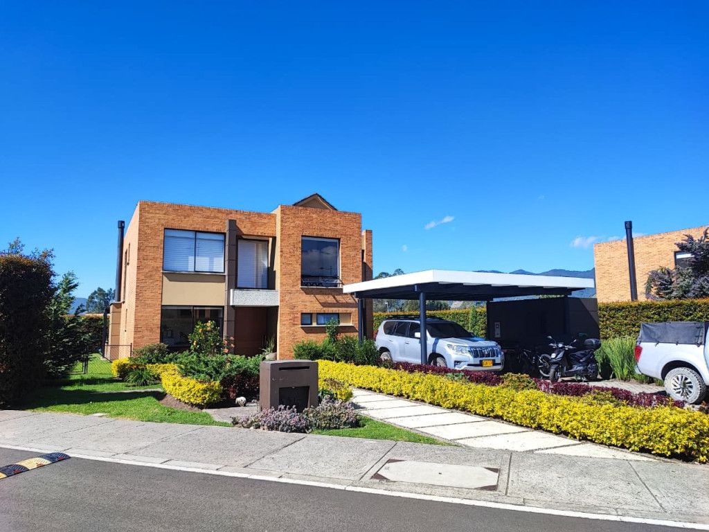 Casa en venta Cundinamarca La Calera Centro 260 m2 Habitaciones 3 Baños 5 Garajes 4 Precio $1700000000