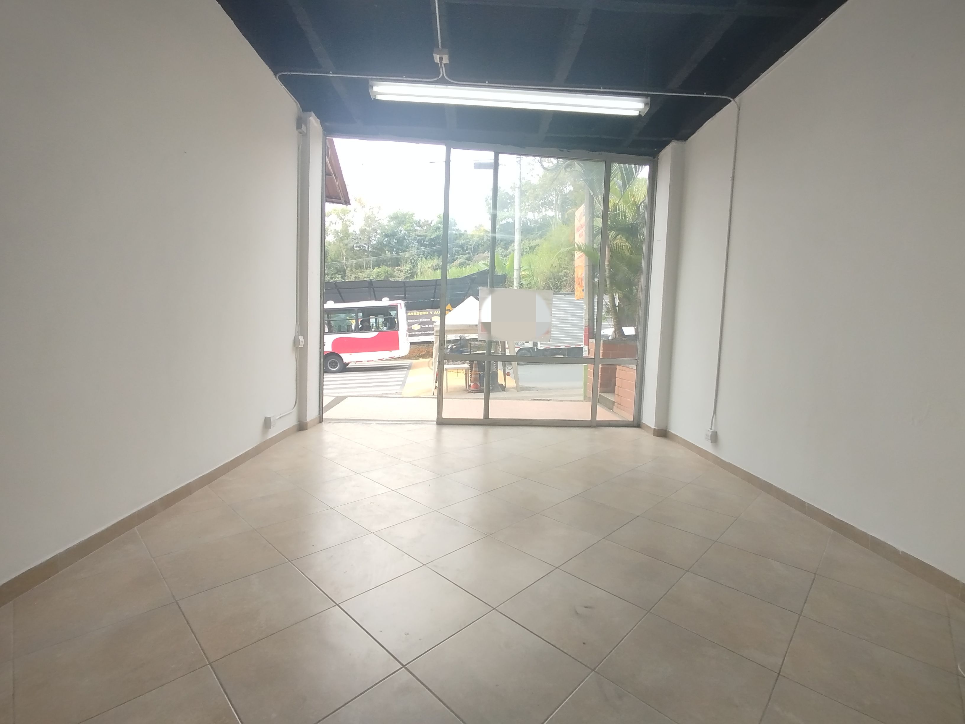 Local en arriendo Antioquia Itagüí Ditaires 30 m2 Habitaciones 0 Baños 1 Garajes 0 Precio $2250000