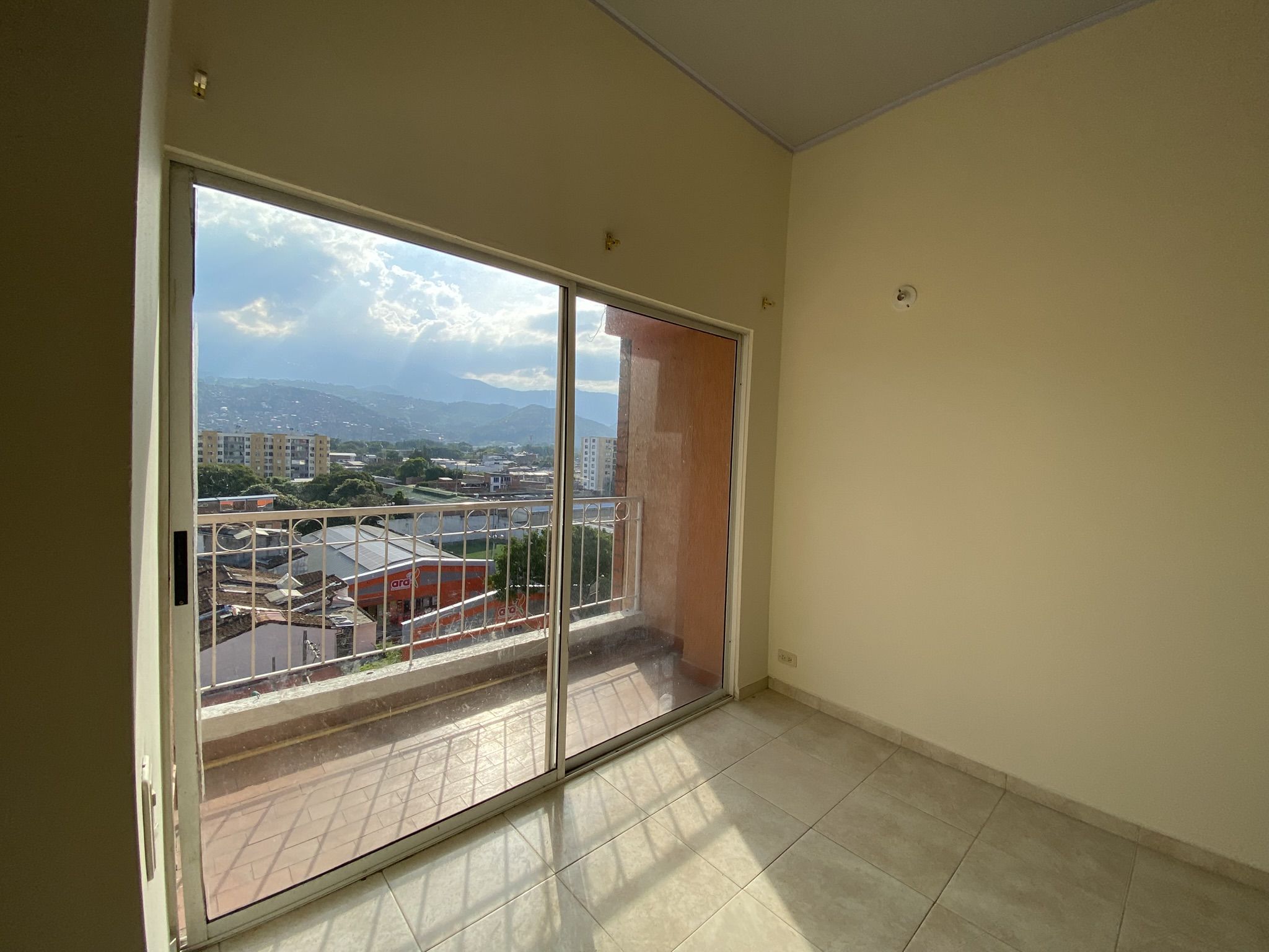 Apartamento en arriendo Valle Del Cauca Cali Alferez Real 63 m2 Habitaciones 3 Baños 2 Garajes 1 Precio $1500000