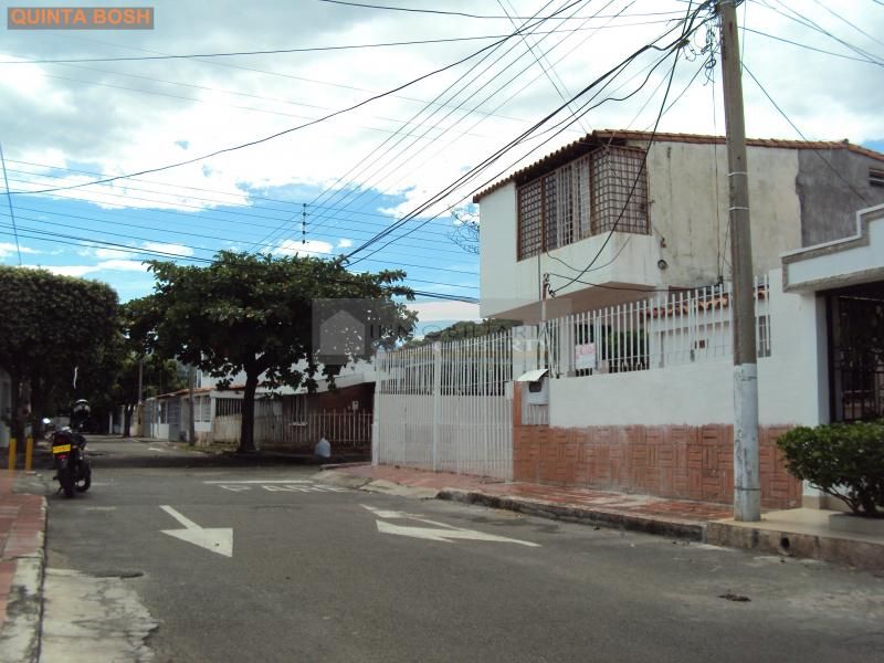 Casa en venta Norte De Santander Cúcuta Lleras Restrepo 219 m2 Habitaciones 6 Baños 5 Garajes 4 Precio $390000000