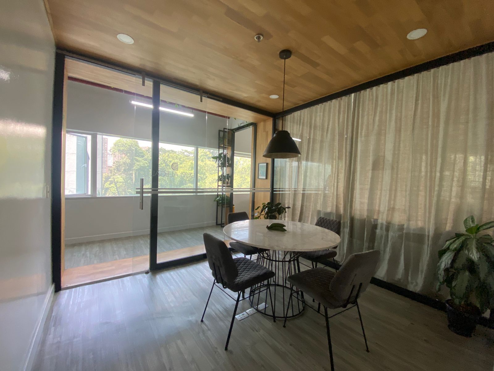 Oficina en arriendo Antioquia Medellín Manila 200 m2 Habitaciones 0 Baños 2 Garajes 4 Precio $19500000