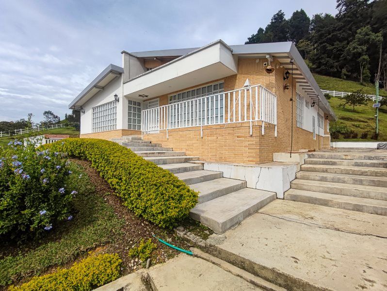 Casa en arriendo Antioquia Caldas Caldas 89000 m2 Habitaciones 4 Baños 4 Garajes 1 Precio $8000000