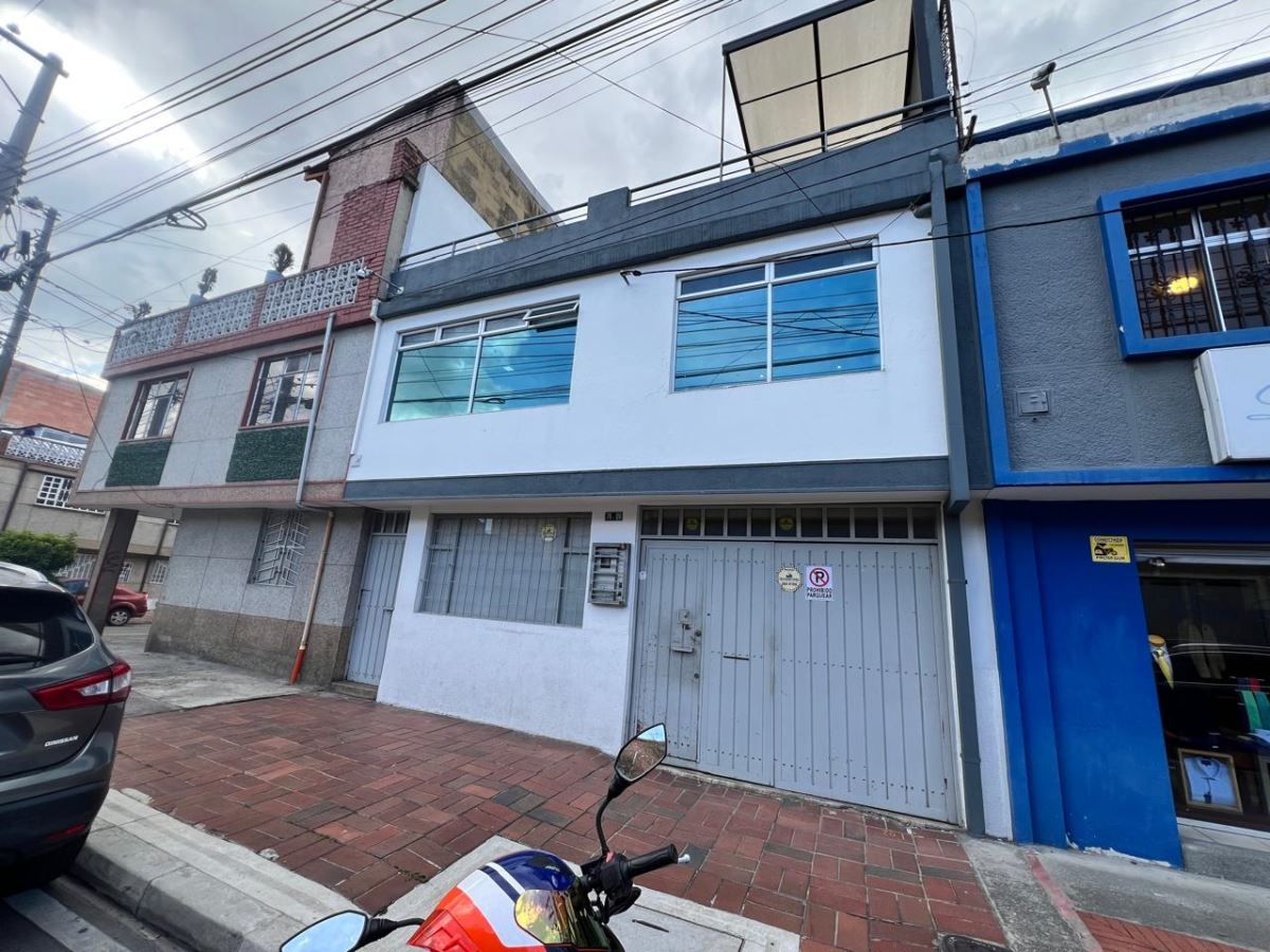 Casa en arriendo Cundinamarca Bogotá Once De Noviembre 140 m2 Habitaciones 3 Baños 2 Garajes 1 Precio $9000000