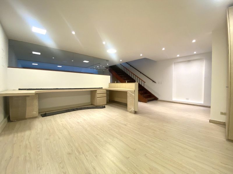 Oficina en arriendo Cundinamarca Bogotá La Porciuncula 150 m2 Habitaciones 0 Baños 2 Garajes 2 Precio $12000000