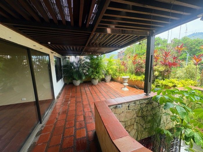 Casa en venta Valle Del Cauca Cali Arboledas 323 m2 Habitaciones 4 Baños 5 Garajes 2 Precio $1300000000