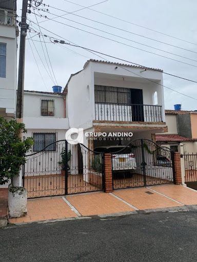 Casa en venta Santander Bucaramanga Cadiles 170 m2 Habitaciones 5 Baños 3 Garajes 2 Precio $600000000
