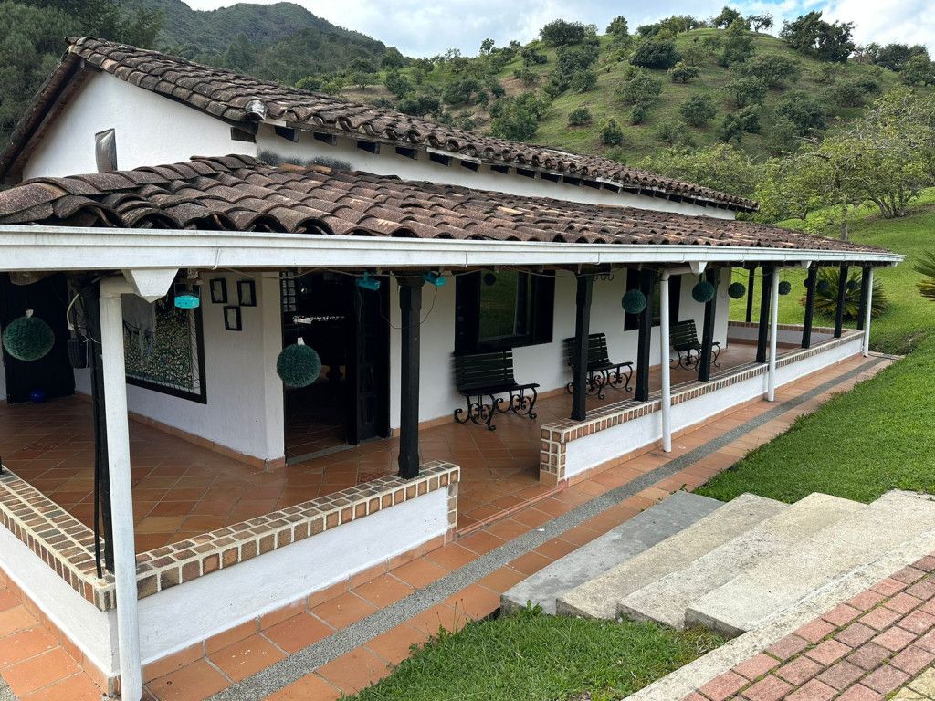 Finca en venta Antioquia La Ceja Cuatro Esqunas 500 m2 Habitaciones 5 Baños 5 Garajes 5 Precio $3500000000