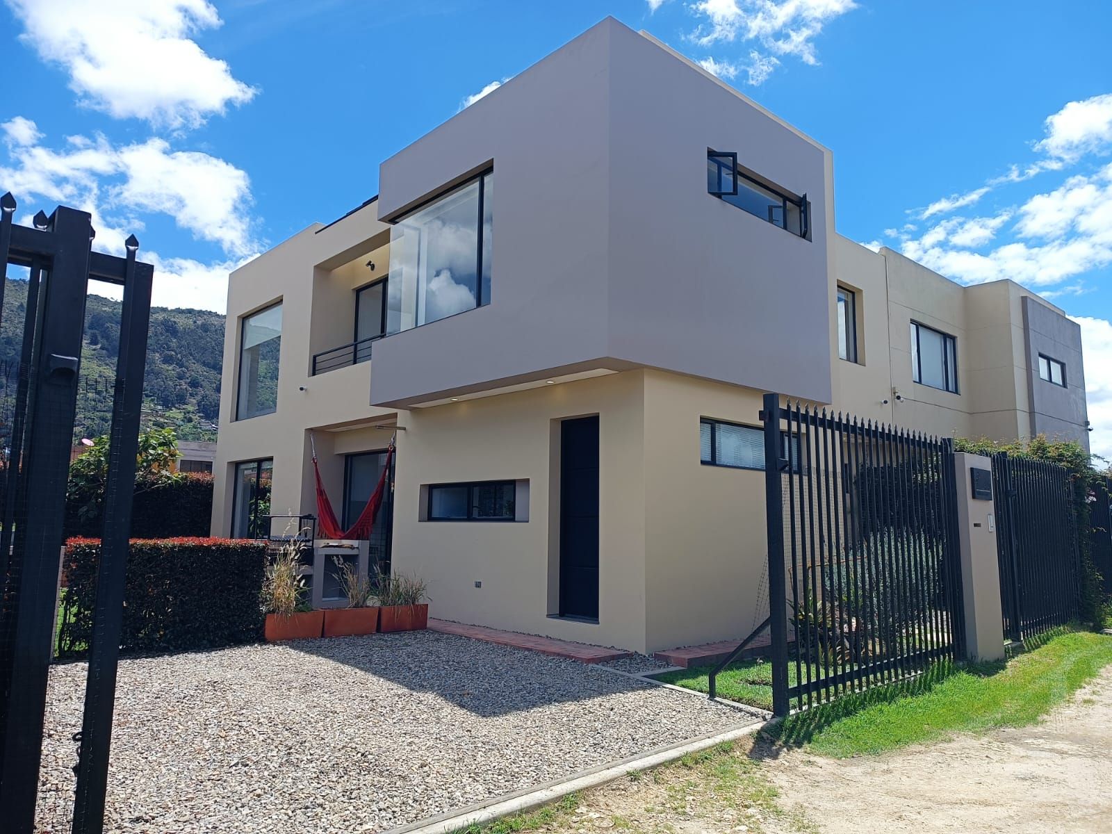 Casa en venta Cundinamarca Cota Tarragona 145 m2 Habitaciones 3 Baños 3 Garajes 2 Precio $870000000