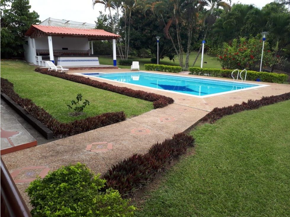 Finca en venta Risaralda Pereira Pereira 400 m2 Habitaciones 3 Baños 3 Garajes 10 Precio $2400000000