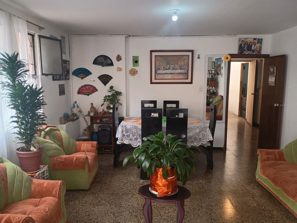 Casa en venta Cundinamarca Bogotá Las Flores Et I 300 m2 Habitaciones 8 Baños 3 Garajes 1 Precio $560000000