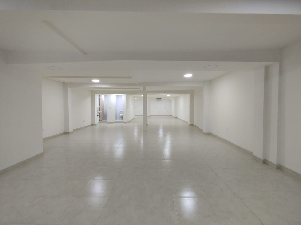 Local en arriendo Cundinamarca Bogotá Torres De Modelia 170 m2 Habitaciones 0 Baños 2 Garajes 0 Precio $6480000