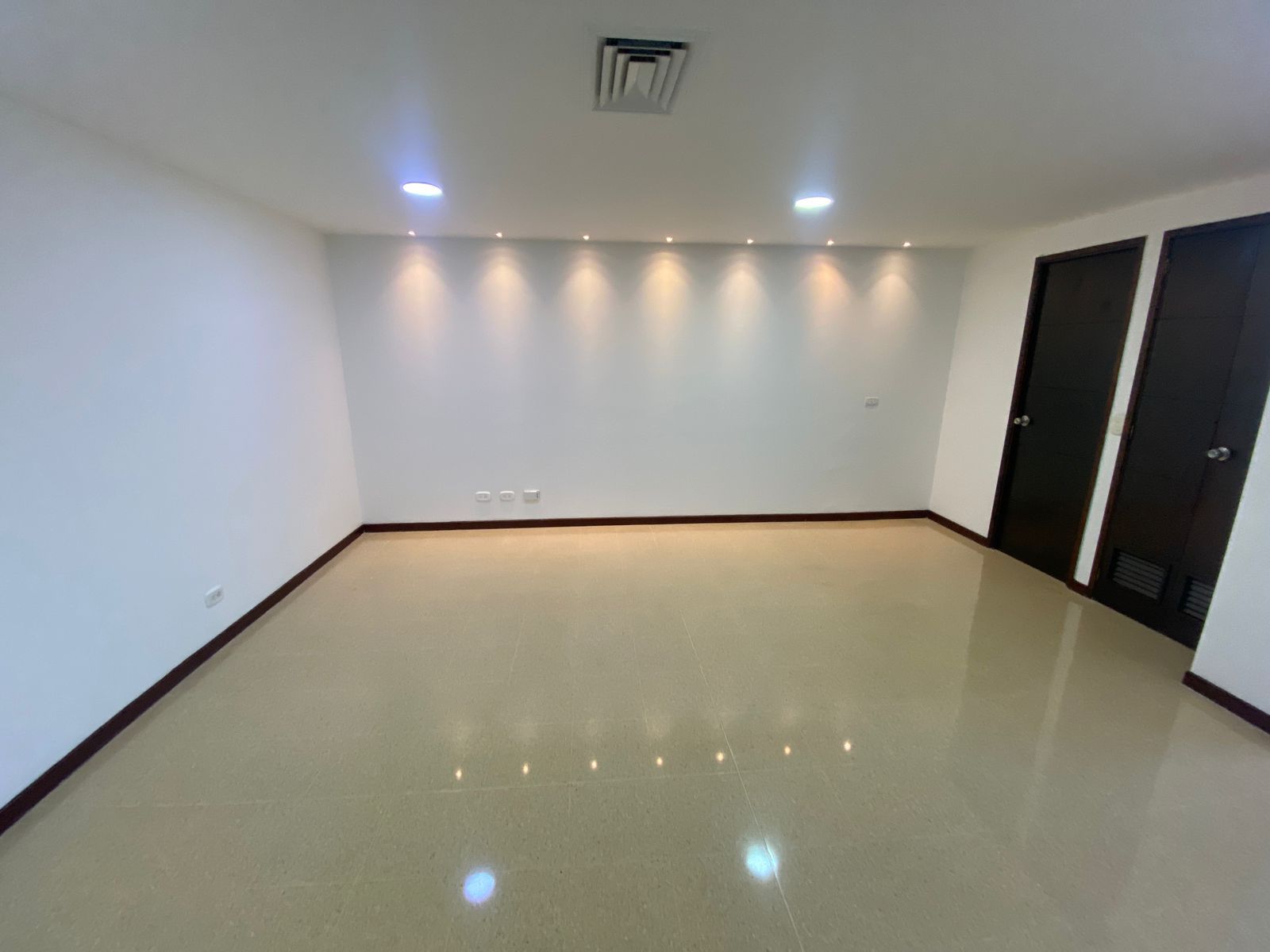 Oficina en arriendo Antioquia Medellín La Castellana 42 m2 Habitaciones 0 Baños 1 Garajes 1 Precio $3200000