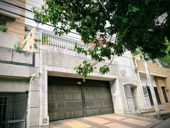 Casa en arriendo Valle Del Cauca Cali Tejares - Cristales 488 m2 Habitaciones 3 Baños 3 Garajes 4 Precio $4500000