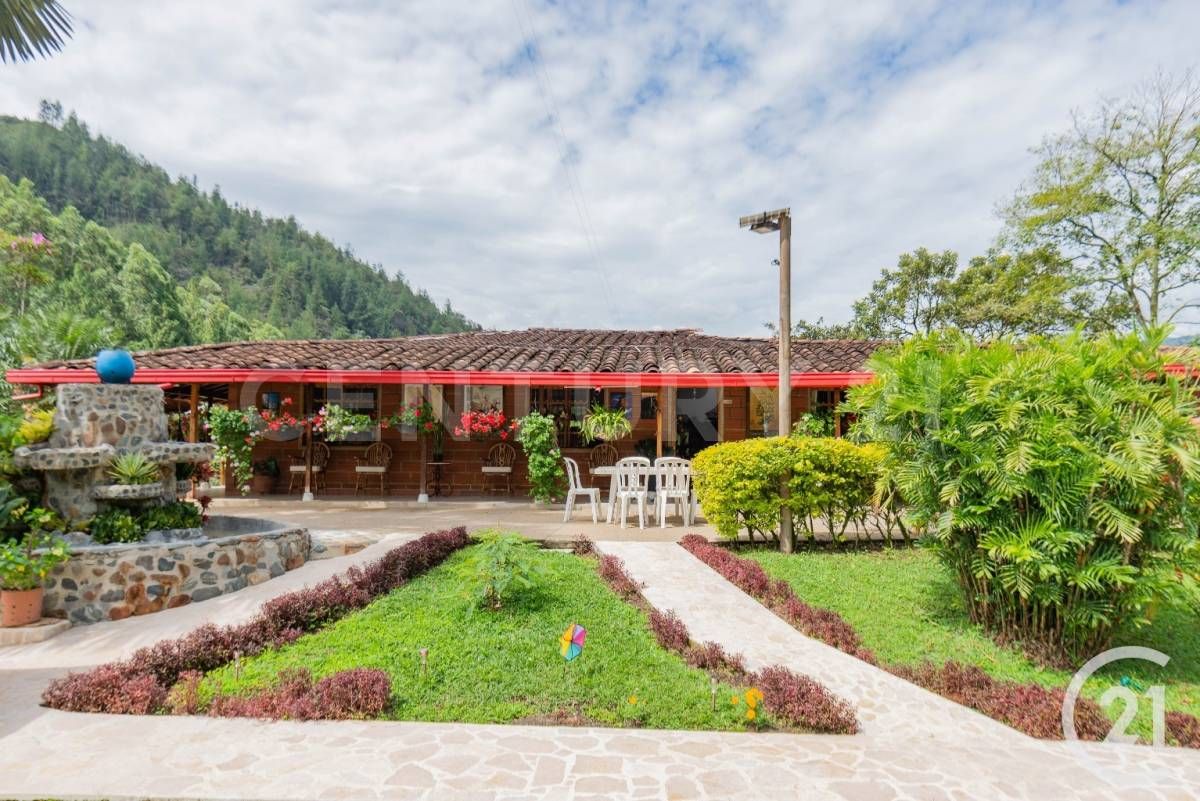 Finca en venta Antioquia Barbosa Barbosa 933 m2 Habitaciones 6 Baños 6 Garajes 12 Precio $2800000000
