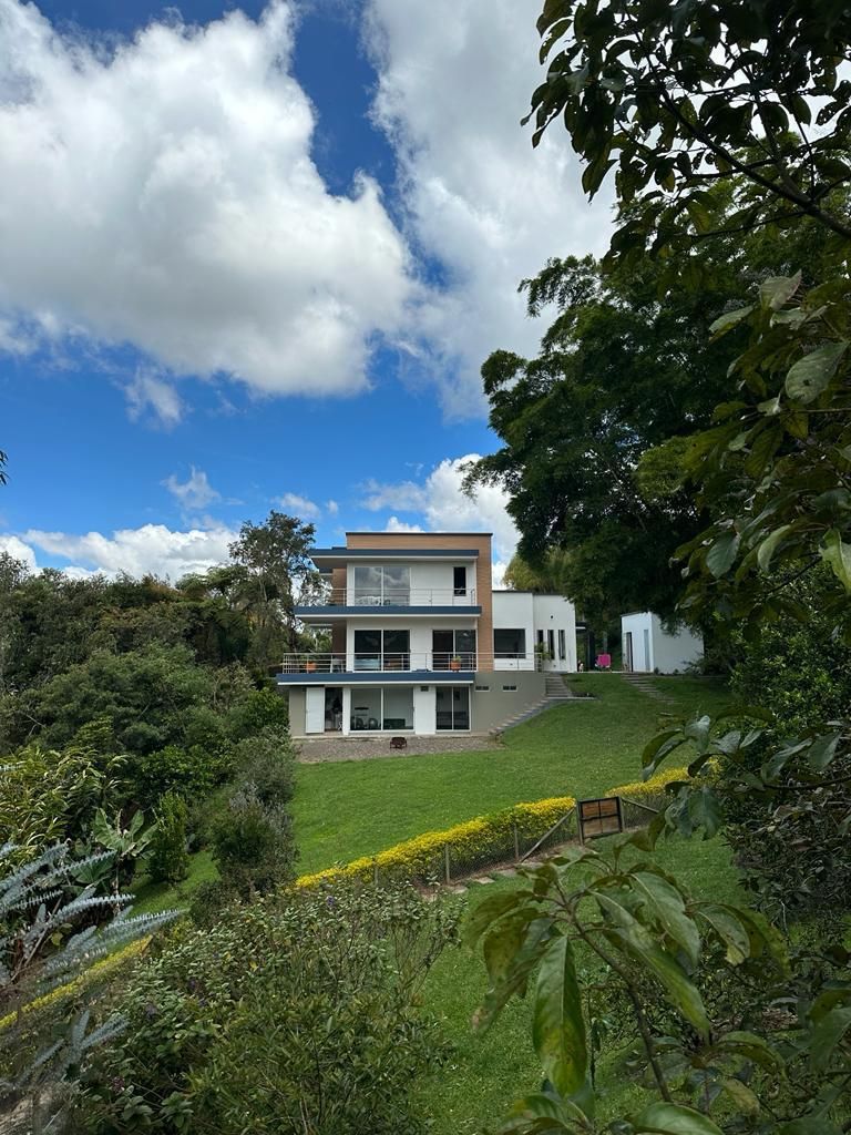 Casa en arriendo o venta Antioquia El Carmen De Viboral El Centro 450 m2 Habitaciones 6 Baños 6 Garajes 2 Precio venta $2390000000 Precio arriendo $9130000