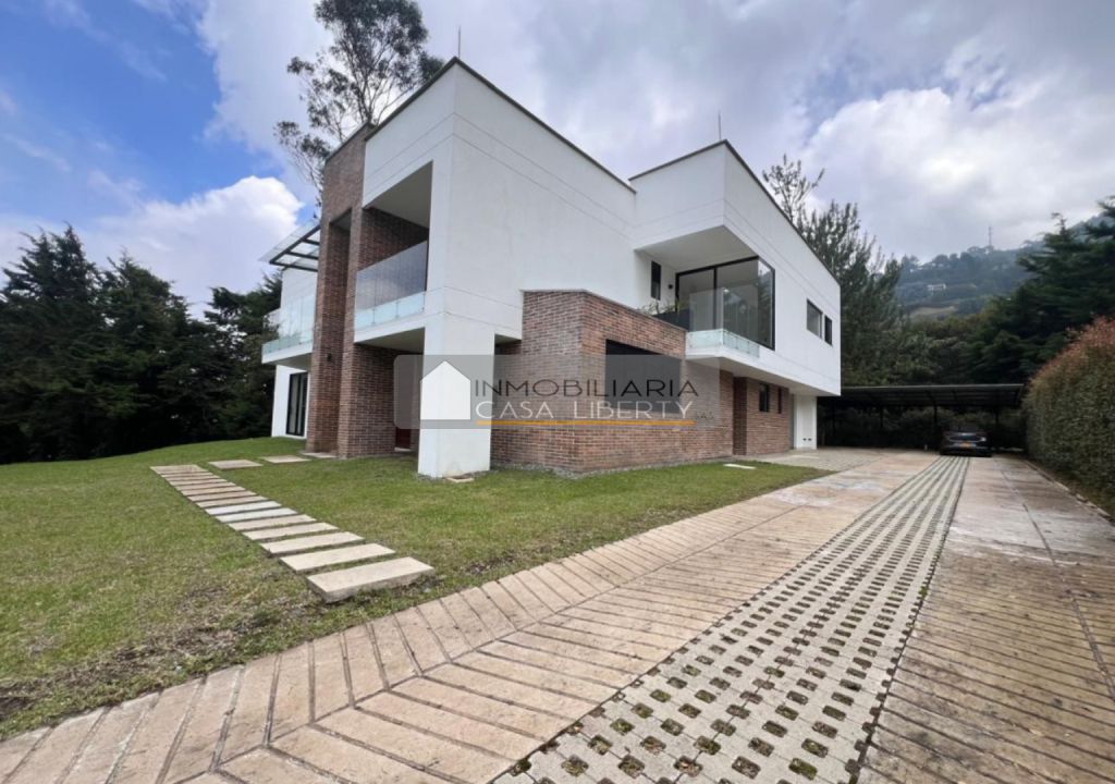 Casa en arriendo Antioquia Envigado Envigado 1128 m2 Habitaciones 4 Baños 5 Garajes 10 Precio $25927000