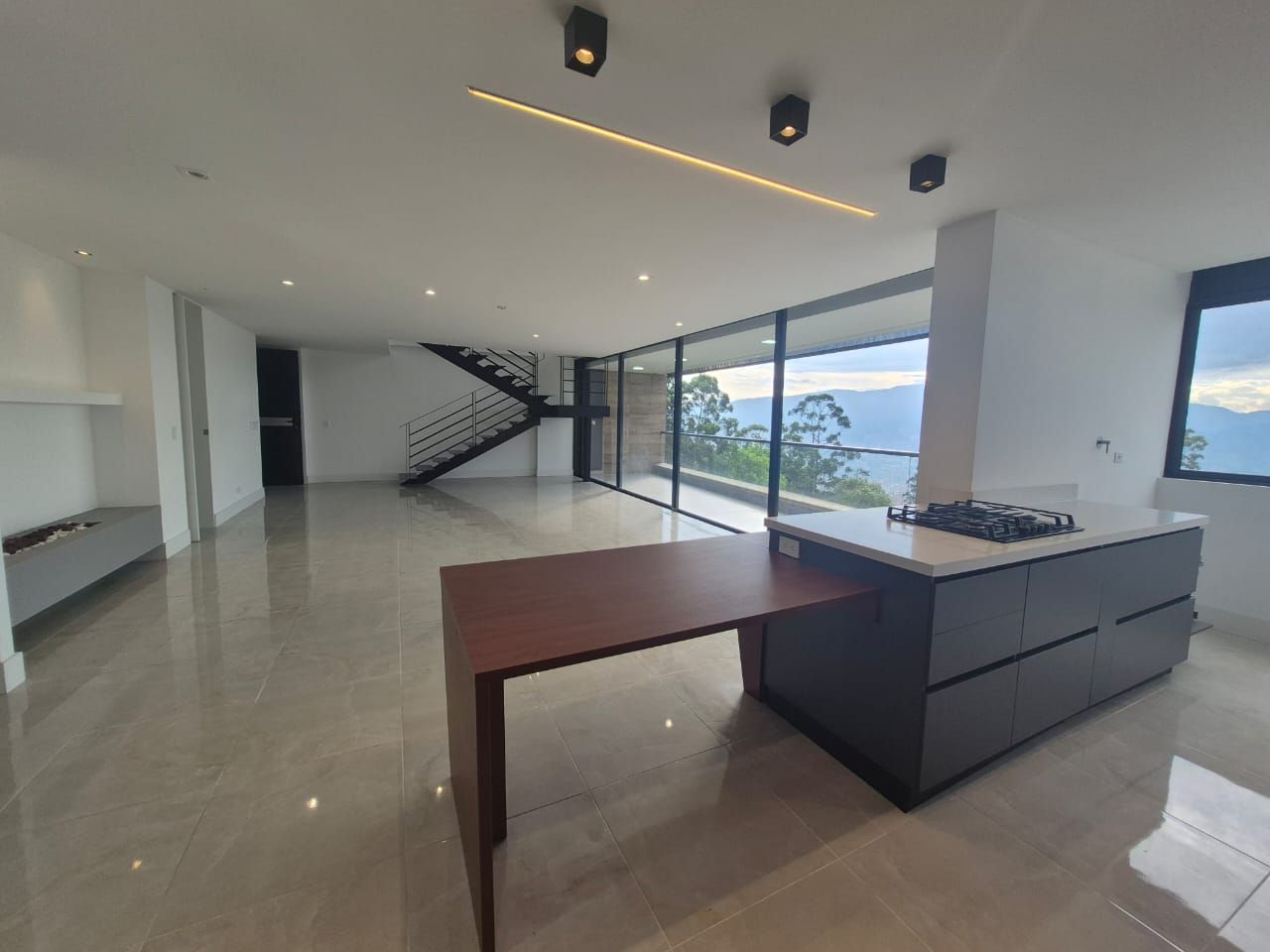 Casa en arriendo Antioquia Envigado Loma Del Atravesado 276 m2 Habitaciones 3 Baños 5 Garajes 3 Precio $12000000