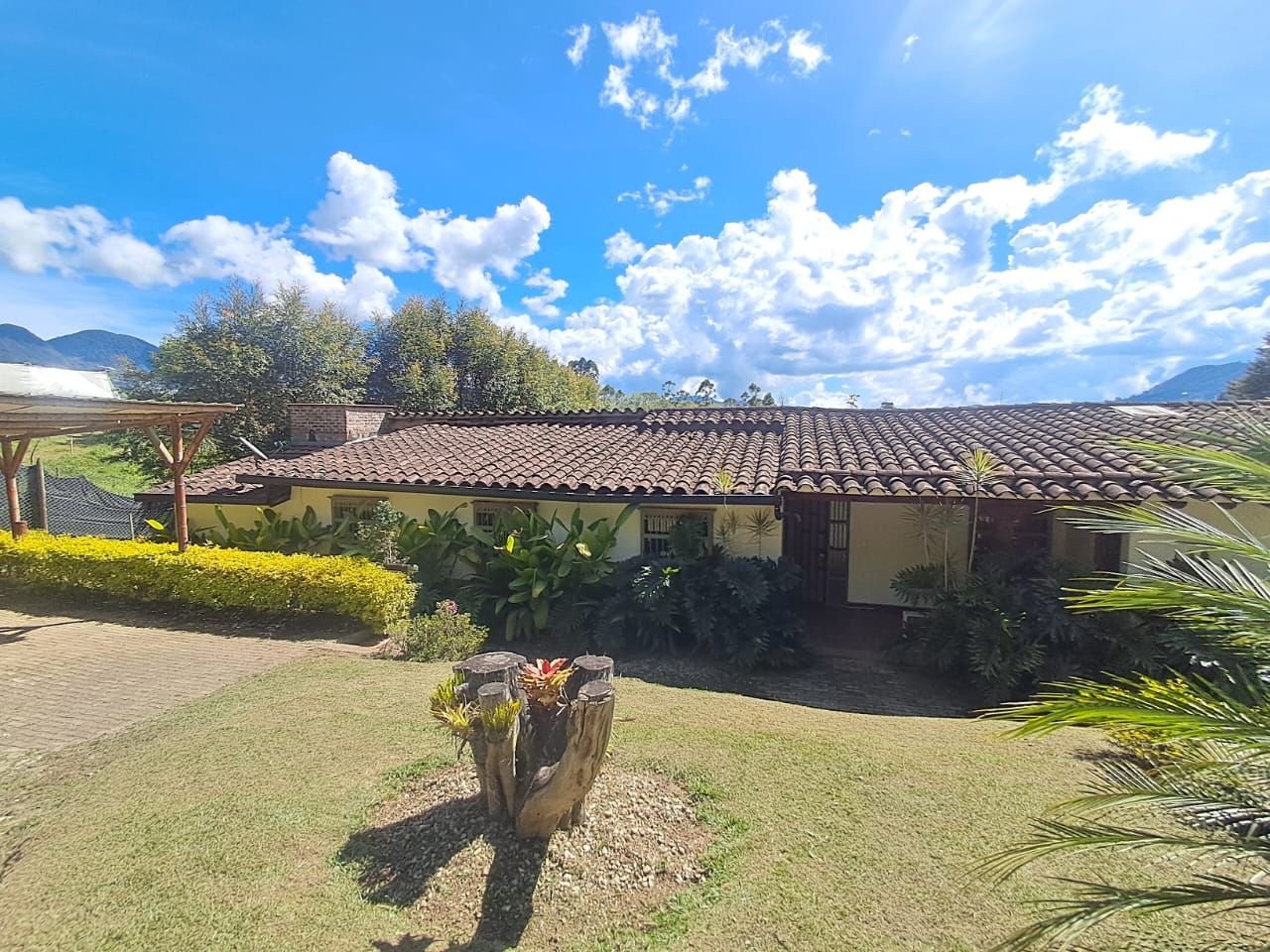 Finca en arriendo Antioquia El Carmen De Viboral La Alhambra 300 m2 Habitaciones 3 Baños 3 Garajes 2 Precio $7000000