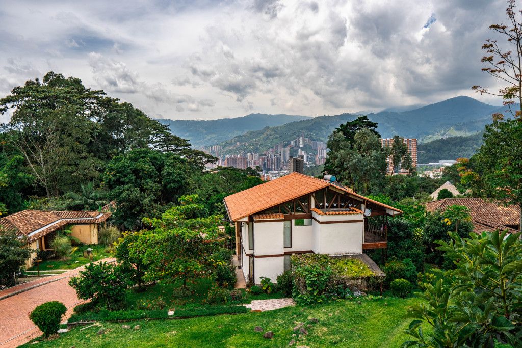 Casa en venta Antioquia La Estrella Centro 300 m2 Habitaciones 3 Baños 2 Garajes 0 Precio $2100000000