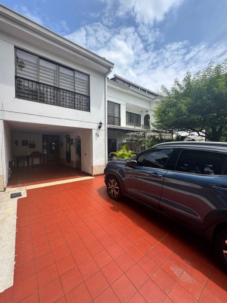 Casa en venta Valle Del Cauca Cali Bosques Del Limonar 360 m2 Habitaciones 4 Baños 3 Garajes 3 Precio $740000000