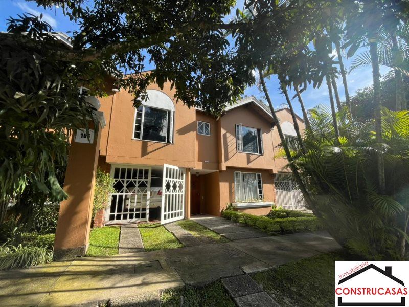 Casa en venta Antioquia Envigado La Clarita 196 m2 Habitaciones 3 Baños 3 Garajes 2 Precio $1300000000