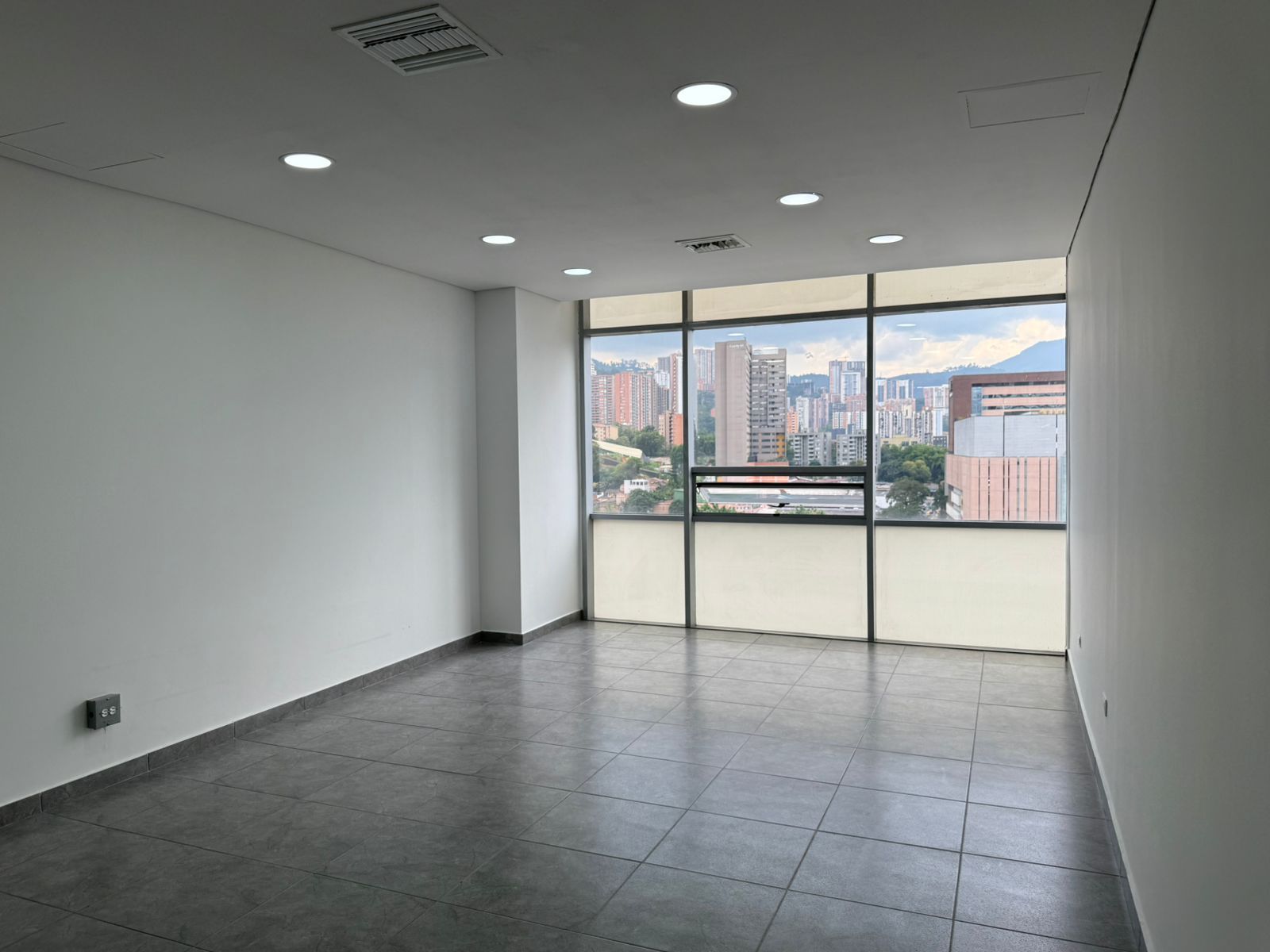 Oficina en arriendo o venta Antioquia Envigado Las Casitas 38 m2 Habitaciones 0 Baños 1 Garajes 0 Precio venta $390000000 Precio arriendo $3300000