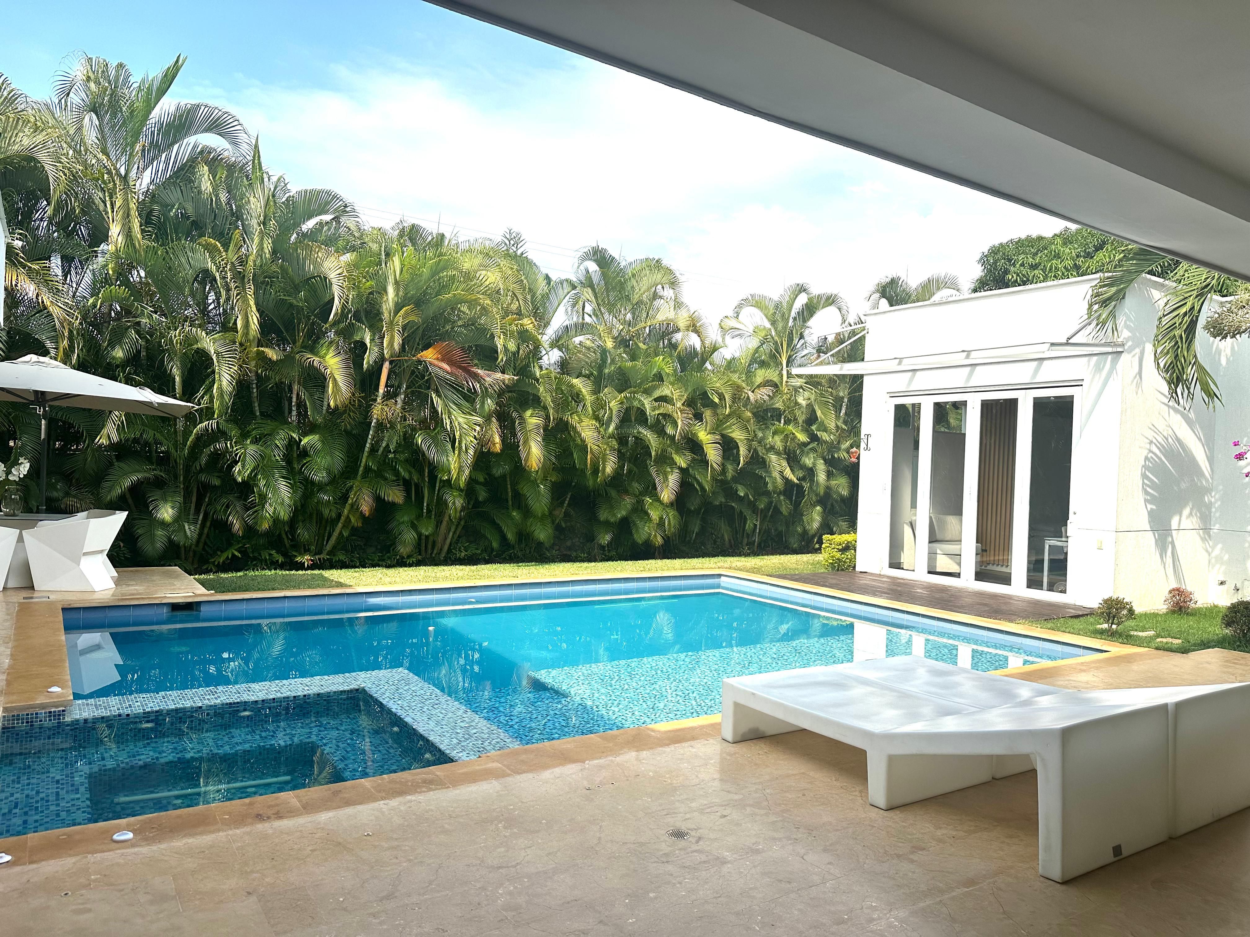 Casa en arriendo o venta Valle Del Cauca Cali Condominio Aguas Calientes 540 m2 Habitaciones 4 Baños 6 Garajes 5 Precio venta $3200000000 Precio arriendo $16500000