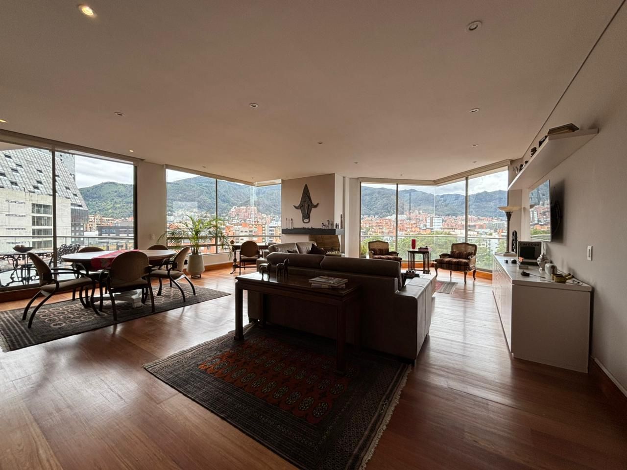 Apartamento en arriendo Cundinamarca Bogotá Chico 250 m2 Habitaciones 2 Baños 3 Garajes 4 Precio $18000000