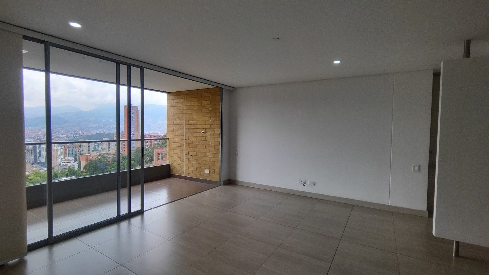 Apartamento en arriendo Antioquia Medellín Castropol 135 m2 Habitaciones 3 Baños 5 Garajes 2 Precio $7000000