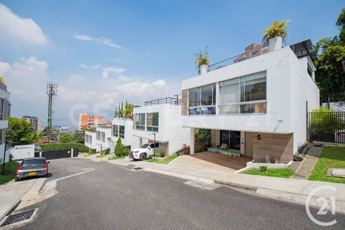 Casa en venta Antioquia Envigado Loma Del Atravesado 228 m2 Habitaciones 3 Baños 4 Garajes 3 Precio $1300000000